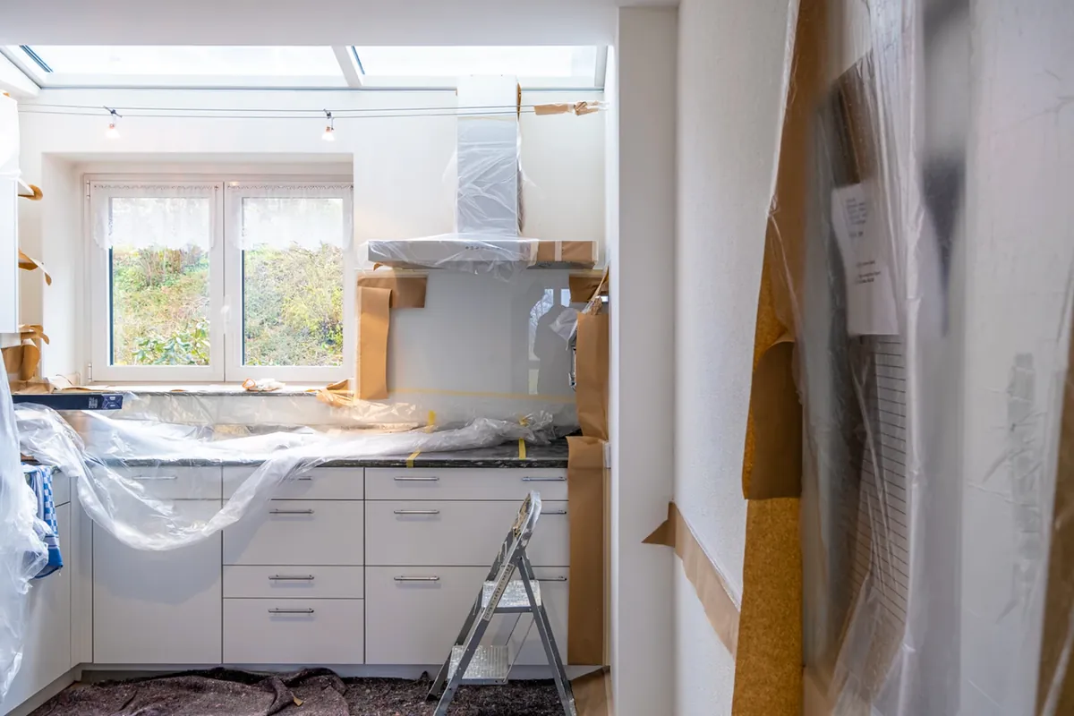 Image d'une pièce sous bâche pour rénovation