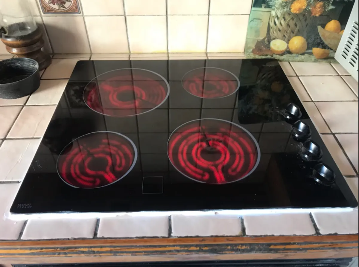 Photo du chantier : remplacement d'une plaque de cuisson au gaz